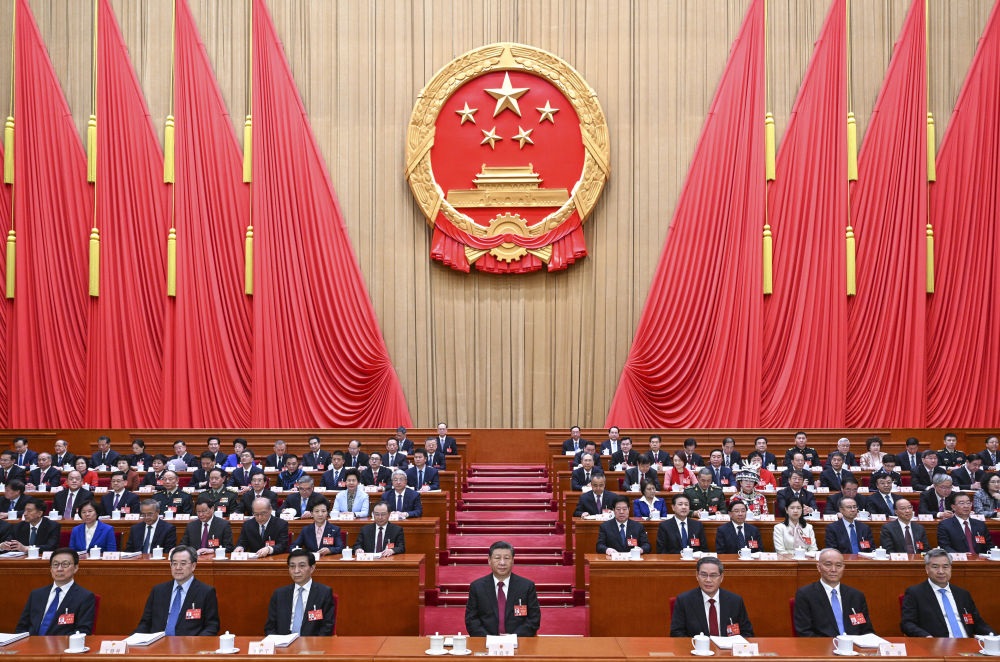 3月5日，第十四屆全國(guó)人民代表大會(huì)第二次會(huì)議在北京人民大會(huì)堂開(kāi)幕。黨和國(guó)家領(lǐng)導(dǎo)人習(xí)近平、李強(qiáng)、王滬寧、蔡奇、丁薛祥、李希、韓正等出席大會(huì)。趙樂(lè)際主持大會(huì)。