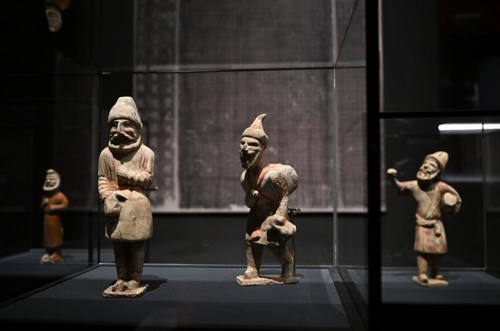 “歷史之遇——中國與西亞古代文明交流展”于1月12日至4月11日在故宮午門正殿展廳舉行。這是展出的陶彩繪人俑（1月10日攝）。新華社記者金良快攝