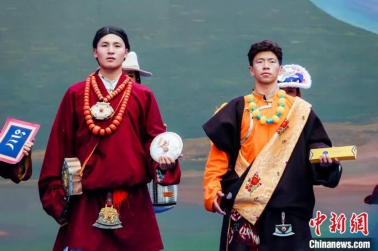 圖為身著民族服飾的演員們展示果洛特產(chǎn)。 果洛州文體旅游廣電局 供圖
