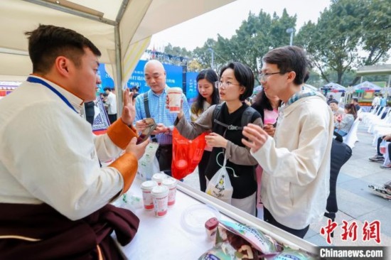 圖為廣州市民體驗(yàn)果洛特產(chǎn)。 果洛州文體旅游廣電局 供圖