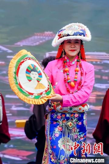 圖為身著民族服飾的演員們展示果洛特色產(chǎn)品。 果洛州文體旅游廣電局 供圖