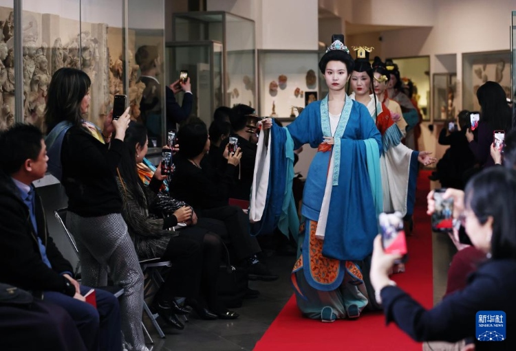 3月13日，在位于法國巴黎的吉美國立亞洲藝術(shù)博物館，模特展示敦煌復(fù)原服飾。新華社記者 高靜 攝