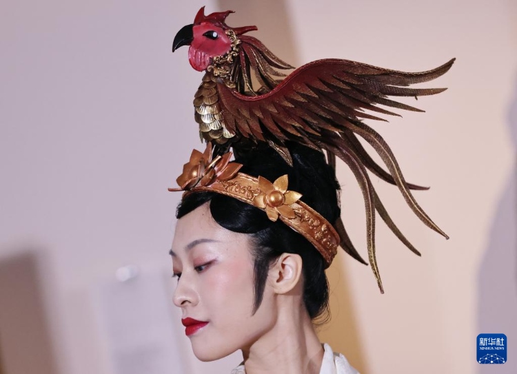 3月13日，在位于法國巴黎的吉美國立亞洲藝術(shù)博物館，模特展示敦煌復(fù)原服飾。新華社記者 高靜 攝