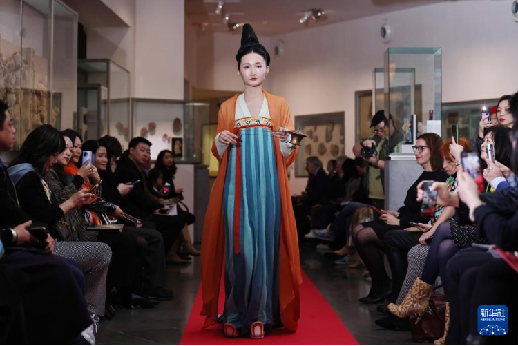 3月13日，在位于法國巴黎的吉美國立亞洲藝術(shù)博物館，模特展示敦煌復(fù)原服飾。新華社記者 高靜 攝