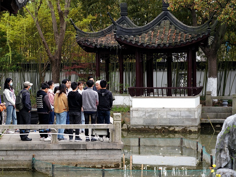 2021年3月30日，在上海交通大學(xué)南蘇園的“微型洱?！迸裕缀Ｄ辖淌跒閷W(xué)生們打造“沉浸式”思政課。