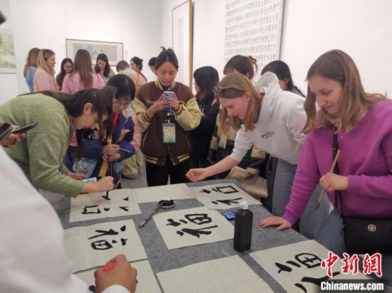比利時學(xué)生體驗(yàn)書法。杭州師范大學(xué)供圖