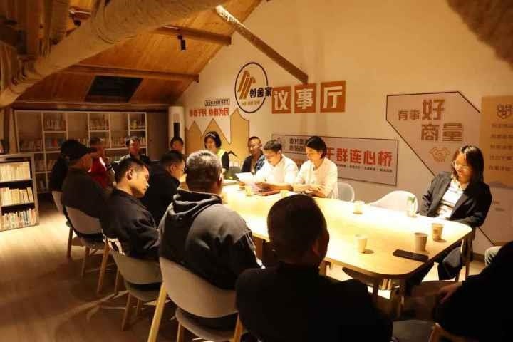 △浙江金華武義縣后陳村“鄰舍家”協(xié)商議事會討論舊村改造事宜。