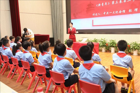 △ 2023年9月1日，中共一大紀(jì)念館帶著館藏珍貴文物《新青年》第三卷第二號(hào)來(lái)到靜安區(qū)第一中心小學(xué)。