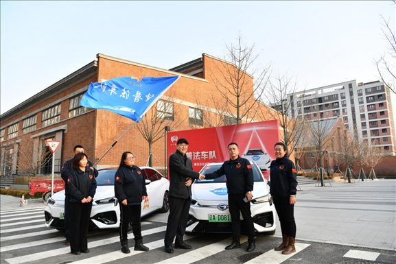 沈陽“憲法宣傳周”啟動儀式上雷鋒車隊照片。遼寧省司法廳供圖