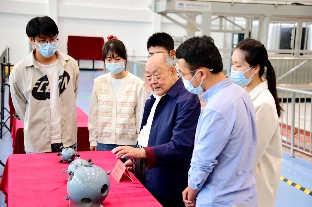 楊士莪院士在實驗室指導學生。哈爾濱工程大學供圖