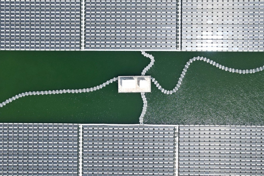 2022年8月25日拍攝的潁上縣毛圩水上光伏電站（無人機照片）。近年來，安徽省阜陽市潁上縣古城鎮(zhèn)積極推進采煤沉陷區(qū)治理工作，將昔日的采煤沉陷區(qū)建設(shè)成水上光伏電站，既減少占用土地面積，又能生產(chǎn)清潔能源。
