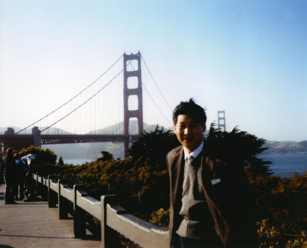 這是1985年，時任正定縣委書記的習(xí)近平在美國考察時的照片。新華社發(fā)