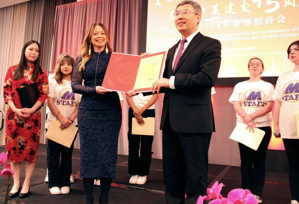 2024年2月27日，中國駐芝加哥總領(lǐng)事館舉辦慶祝中美建交45周年招待會，來自馬斯卡廷中學(xué)的學(xué)生們在招待會上收到一份特殊禮物——中國國家主席習(xí)近平給他們的復(fù)信。新華社記者 徐靜 攝
