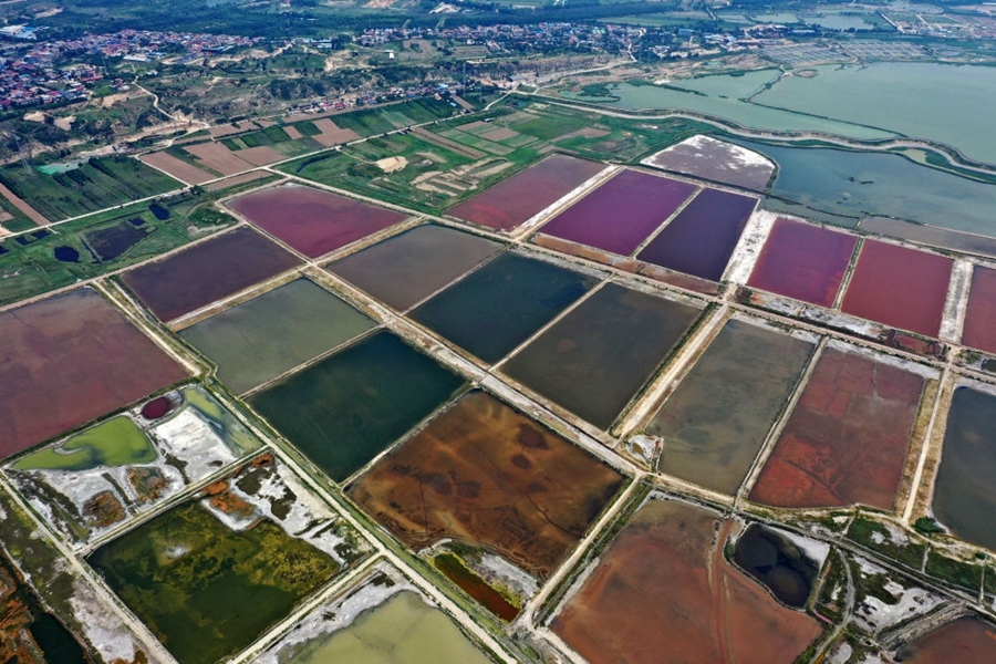這是2023年7月11日拍攝的山西運城鹽湖一角（無人機照片）。按照“生態(tài)優(yōu)先、保護為主、適度開發(fā)”的原則，2020年9月，運城市全面停止鹽湖范圍內(nèi)的工業(yè)生產(chǎn)活動。近年來，千年鹽湖正在向生態(tài)保護、風(fēng)貌重塑、產(chǎn)業(yè)轉(zhuǎn)型、全域旅游的“綠色發(fā)展”轉(zhuǎn)變。