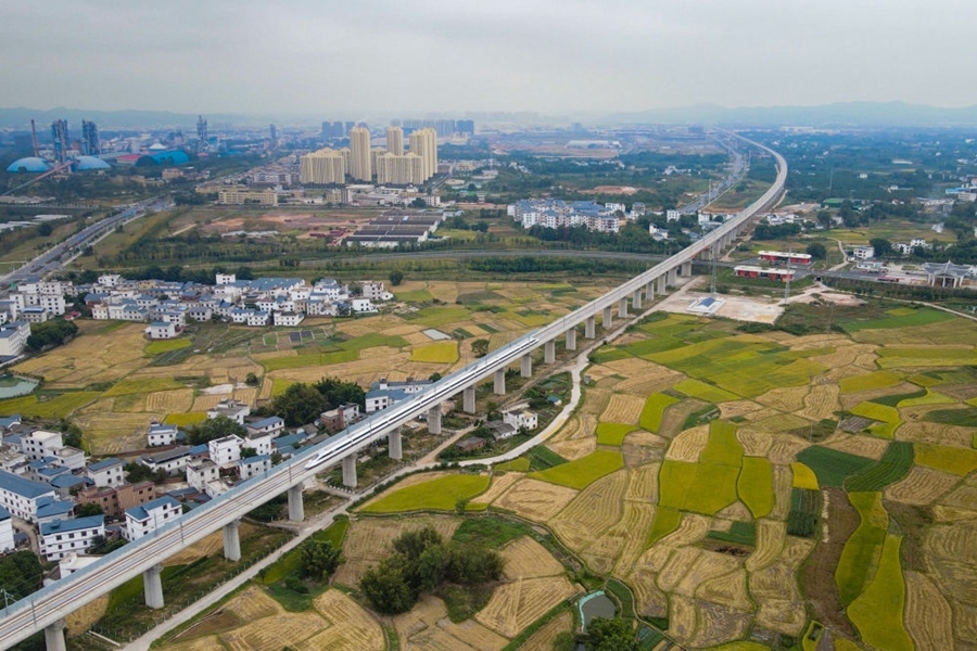 2021年10月14日，聯(lián)調(diào)聯(lián)試列車經(jīng)過贛深高鐵信豐特大橋（無人機照片）。2021年12月10日，連通贛南革命老區(qū)與深圳經(jīng)濟特區(qū)的贛深高鐵正式開通運營，江西與粵港澳大灣區(qū)間形成快速客運通道。