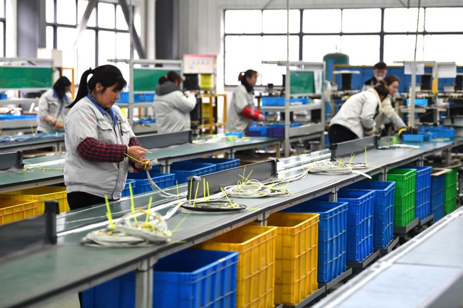 2022年2月16日，工作人員在安徽省滁州市汊河軌道交通裝備產(chǎn)業(yè)園的一家軌道交通裝備企業(yè)生產(chǎn)線上忙碌。安徽省滁州市來安縣汊河鎮(zhèn)地處皖蘇交界，緊鄰南京市江北新區(qū)。近年來，來安縣成為承接南京產(chǎn)業(yè)轉(zhuǎn)移的前沿陣地，汊河這個曾經(jīng)的傳統(tǒng)農(nóng)業(yè)小鎮(zhèn)緊抓機遇，開始深度融入長三角，參與產(chǎn)業(yè)協(xié)作分工。產(chǎn)業(yè)園吸引了越來越多長三角地區(qū)軌道交通企業(yè)入駐，形成了鐵路客車、城際軌道零部件研發(fā)、生產(chǎn)、銷售的產(chǎn)業(yè)集群。