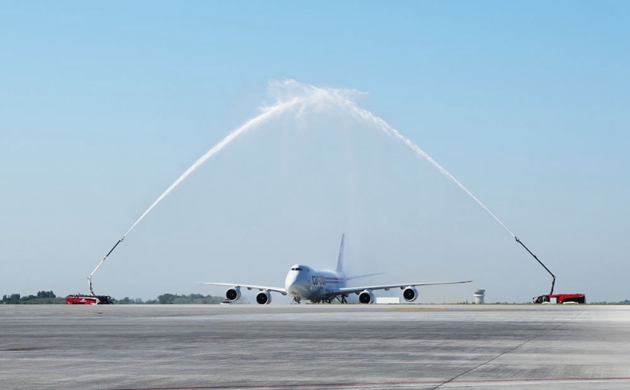 2023年6月14日，盧森堡國際貨運航空公司的B747－8F全貨機抵達鄭州。鄭州—盧森堡“空中絲綢之路”貨運量累計突破100萬噸。