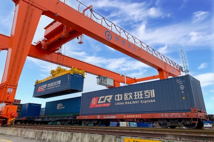 2022年4月29日，在鐵路合肥北站物流基地集裝箱作業(yè)區(qū)，龍門吊吊裝準(zhǔn)備發(fā)運的中歐班列集裝箱。