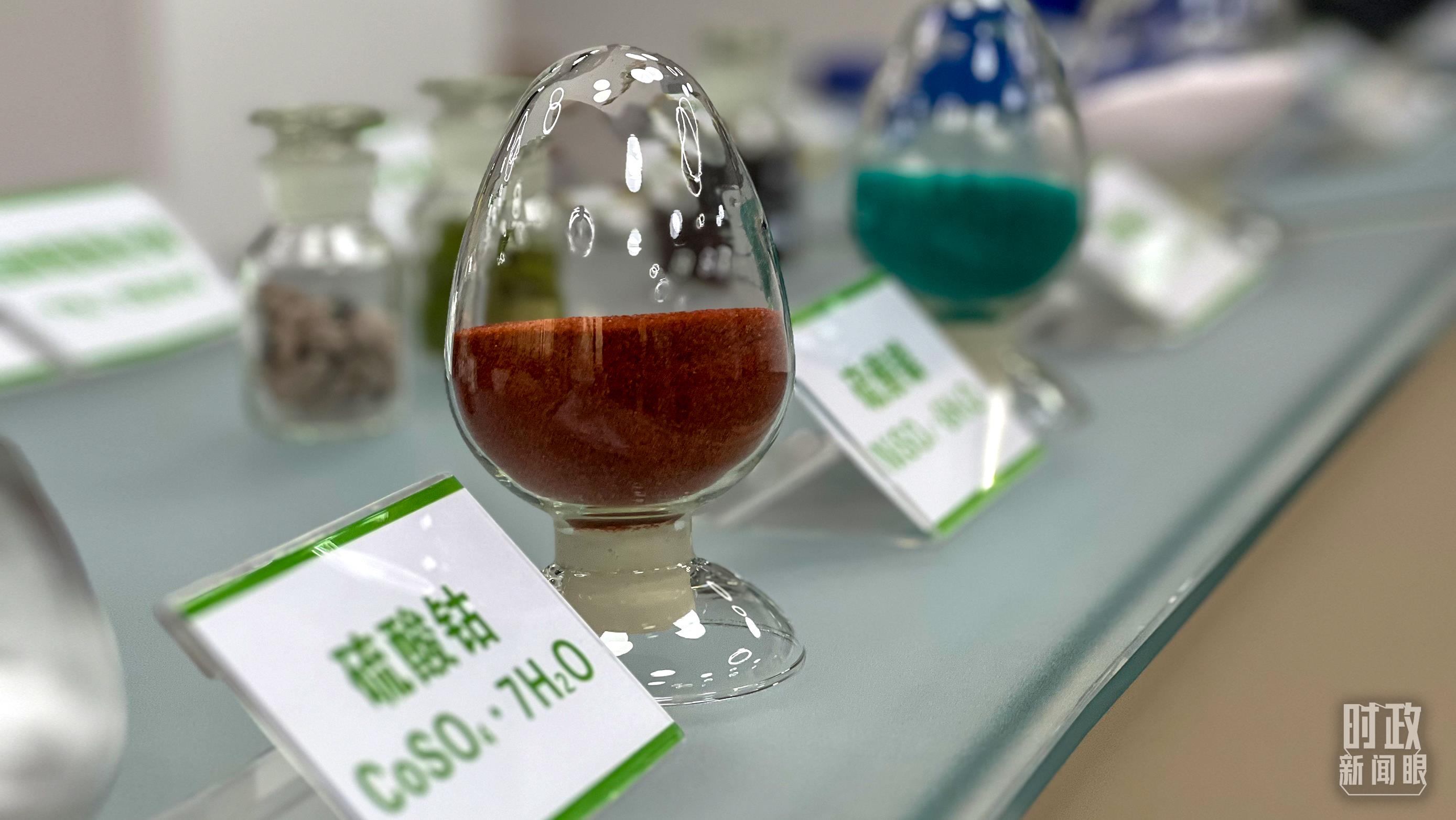 △巴斯夫杉杉電池材料有限公司的產(chǎn)品展示。（總臺央視記者李煒拍攝）