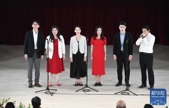 3月21日，國家開發(fā)銀行阿卡貝拉合唱團在音樂會上演出。新華社記者 任超 攝
