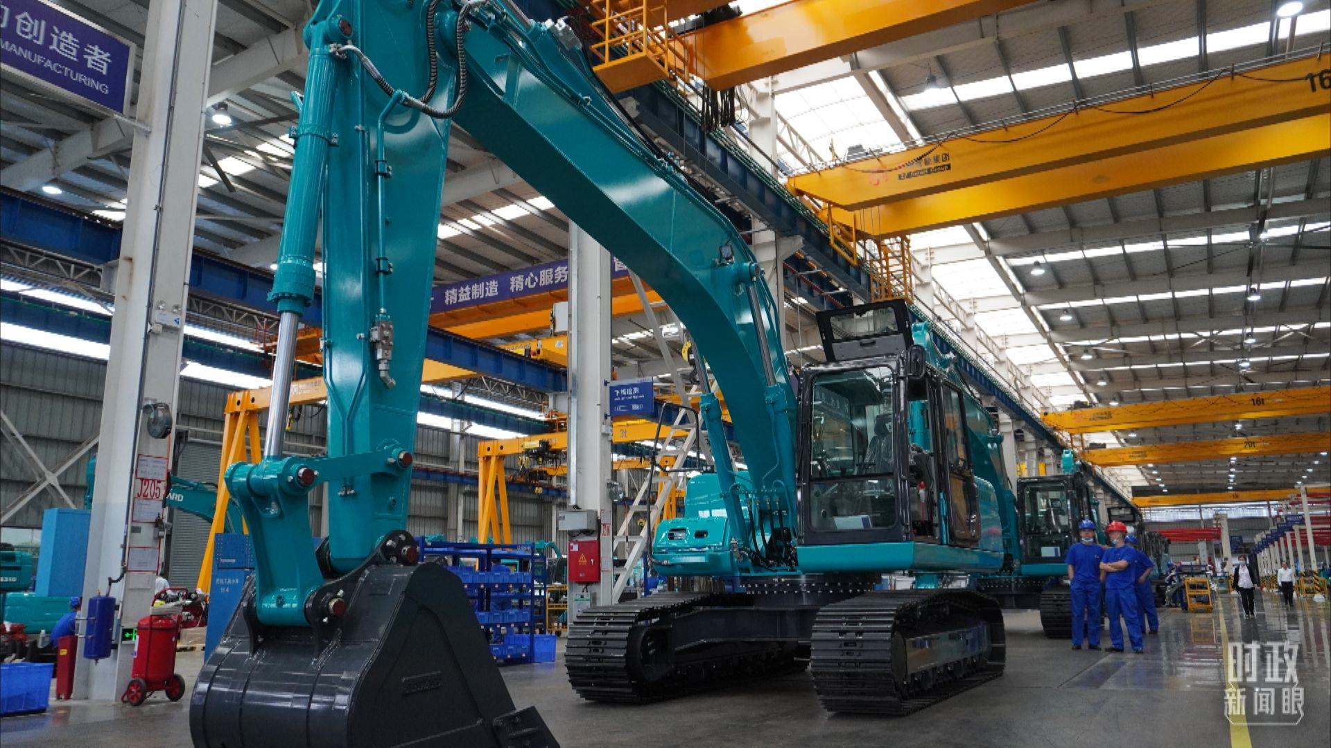 △這是山河智能大型挖掘機(jī)的組裝車間。2020年9月，習(xí)近平曾到此地考察。（總臺央視記者郭曉龍拍攝）