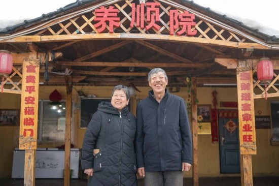 在伊春市友好區(qū)，伊春森工上甘嶺林業(yè)局有限責(zé)任公司溪水林場(chǎng)分公司退休職工劉養(yǎng)順（右）和老伴楊秋娥在自家農(nóng)家院中（3月13日攝）。新華社記者 謝劍飛 攝