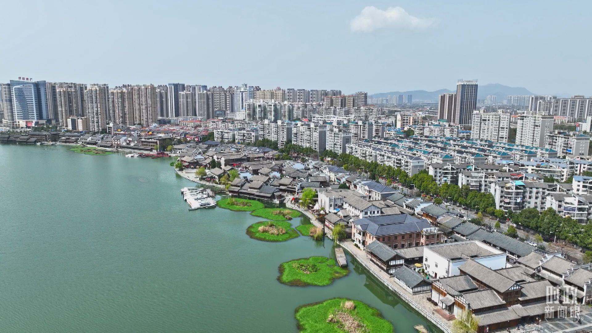 △沅江江畔，常德河街與現(xiàn)代建筑交相輝映。（總臺央視記者范凱拍攝）