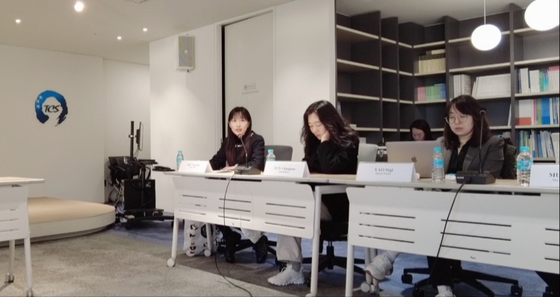 記者（左一）在交流活動上，以加強中日韓三國經(jīng)濟合作、增進三國民眾相互理解為主題發(fā)表演講。權(quán)小星攝