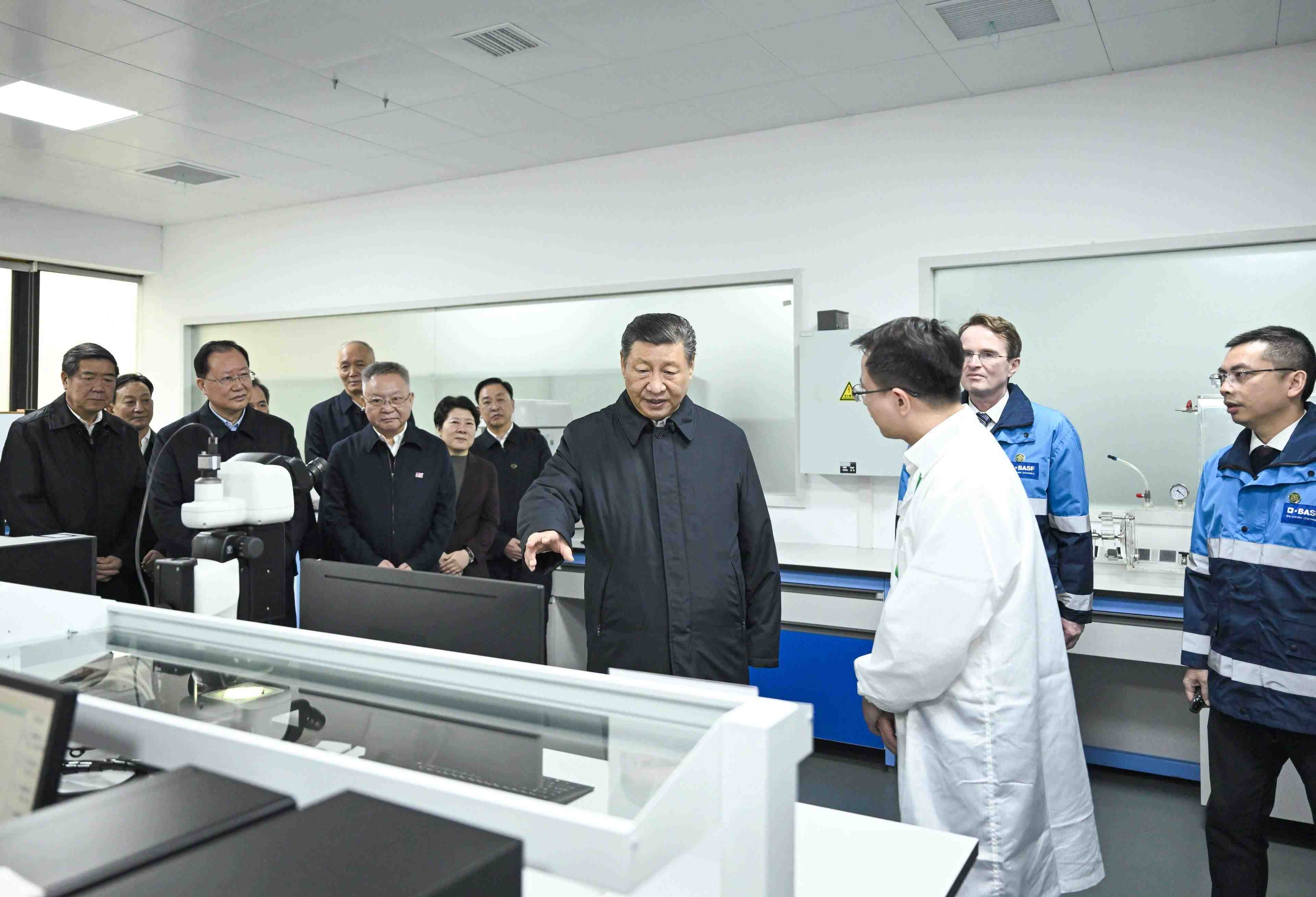 △3月18日，正在湖南長沙考察的習(xí)近平總書記來到巴斯夫杉杉電池材料有限公司，聽取當(dāng)?shù)丶涌彀l(fā)展新質(zhì)生產(chǎn)力、擴大高水平對外開放等情況介紹，察看企業(yè)產(chǎn)品展示，了解材料性能測試情況和電池生產(chǎn)流程。
