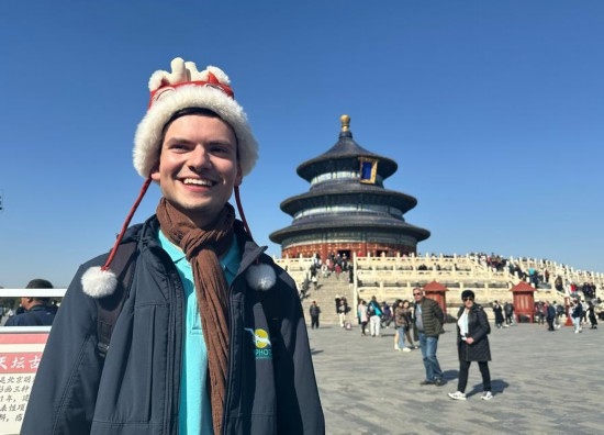 3月20日，德國游客馬克西米利安在北京天壇公園參觀游覽。新華社記者 楊淑君 攝