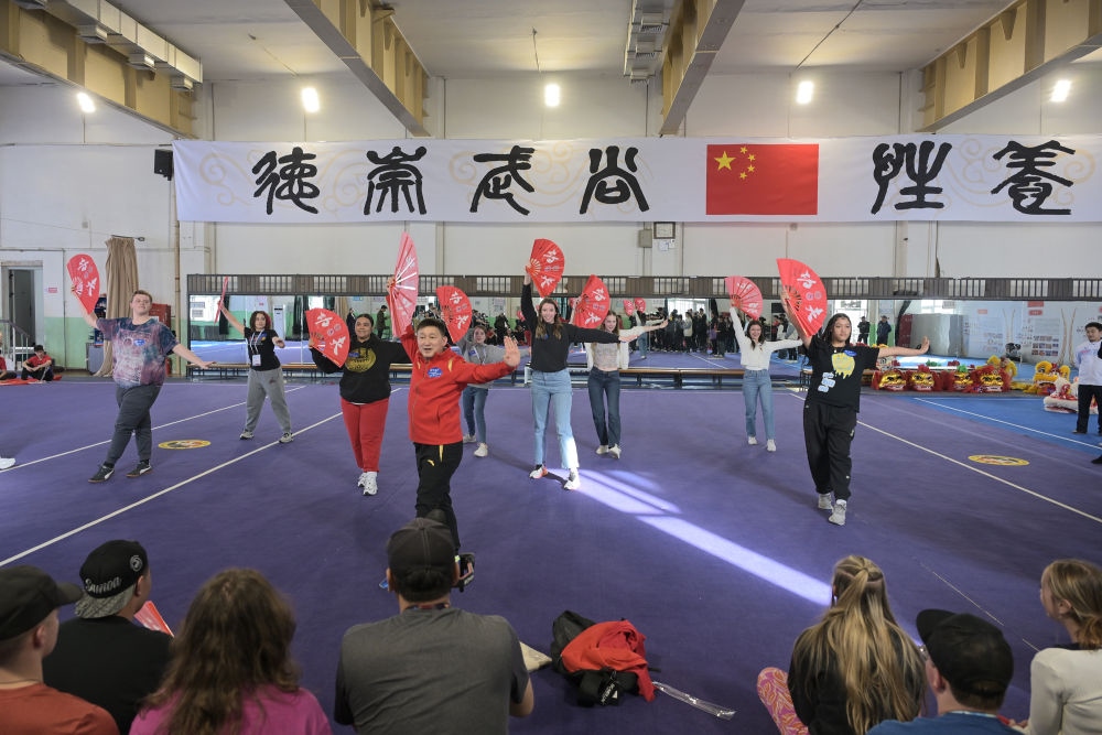 3月19日，美國華盛頓州中學(xué)生代表團(tuán)的成員在首都體育學(xué)院體驗功夫扇。新華社記者 李鑫 攝