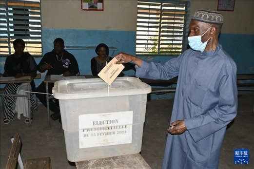3月24日, 選民在塞內(nèi)加爾首都達喀爾的一處投票站投票。新華社發(fā)（登巴·蓋伊攝）