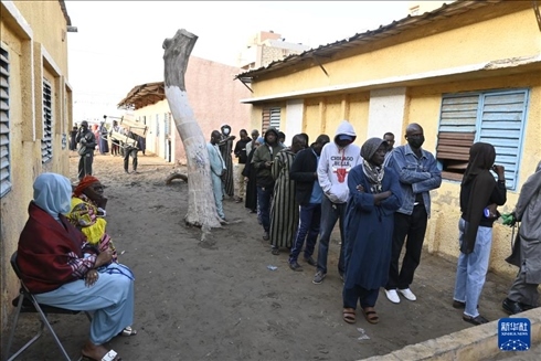 3月24日, 選民在塞內(nèi)加爾首都達喀爾的一處投票站前排隊。新華社發(fā)（登巴·蓋伊攝）