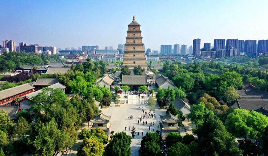  這是2023年4月19日拍攝的西安大雁塔（無人機照片）。2014年6月，由中國、哈薩克斯坦和吉爾吉斯斯坦三國聯(lián)合申報的“絲綢之路：長安-天山廊道的路網(wǎng)”成功列入《世界遺產(chǎn)名錄》,成為世界上第一個以聯(lián)合申報的形式成功列入世界遺產(chǎn)名錄的絲綢之路項目，也是聯(lián)合國教科文組織確定的絲綢之路54個廊道中第一個成功申遺的項目。新華社記者 劉瀟 攝