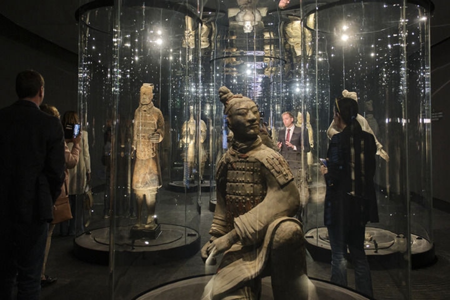  2023年3月28日，觀眾在西班牙阿利坎特參觀“中國秦漢文明的遺產(chǎn)”展覽。新華社記者 孟鼎博 攝