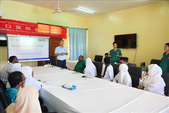 隊(duì)長(zhǎng)蔣國(guó)慶和韋長(zhǎng)群醫(yī)生一起解答問(wèn)題。中國(guó)援桑醫(yī)療隊(duì)供圖