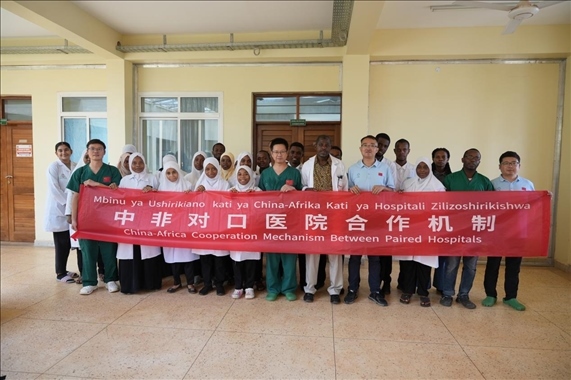 醫(yī)療隊(duì)隊(duì)員和當(dāng)?shù)蒯t(yī)生們合影。中國(guó)援桑醫(yī)療隊(duì)供圖