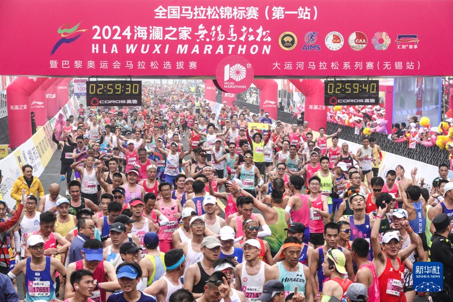 3月24日，參賽選手在3小時(shí)內(nèi)完賽。2024無(wú)錫馬拉松共有3423人“破三”（3小時(shí)內(nèi)完賽），這也創(chuàng)造了國(guó)內(nèi)單場(chǎng)賽事“破三”的新高。新華社記者 楊磊 攝