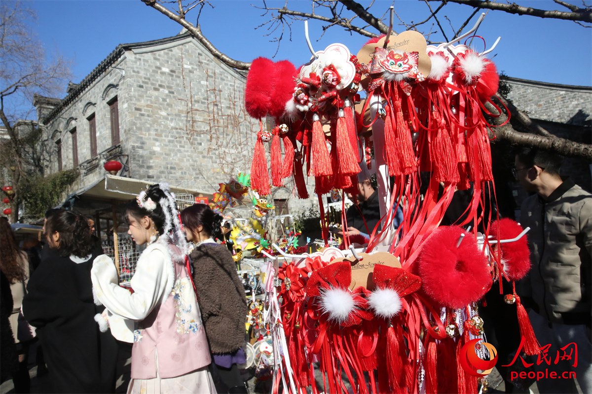 游客身著傳統(tǒng)服飾游南京老門(mén)東歷史文化街區(qū)。人民網(wǎng)記者 劉微攝