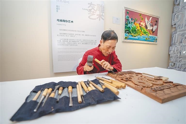 △2024年3月25日，在博鰲東嶼島文化公園海口城市展現(xiàn)場，非遺傳承人展演龍?zhí)恋窨趟囆g(shù)。
