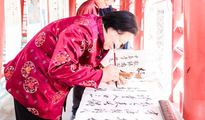 杏花節(jié)書畫展上書法家現(xiàn)場(chǎng)創(chuàng)作。受訪方供圖
