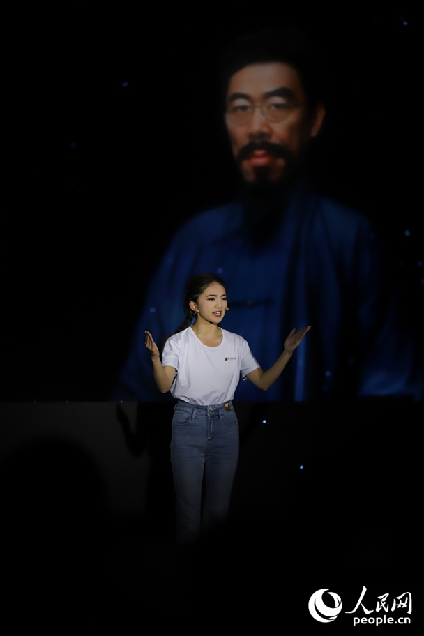 數(shù)字人“聞一多”與青年學(xué)生隔空對話。人民網(wǎng)記者 李發(fā)興攝