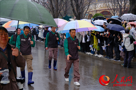 飼養(yǎng)員姜哲遠和宋永寬為“福寶”開路送行。人民網(wǎng) 李帆攝
