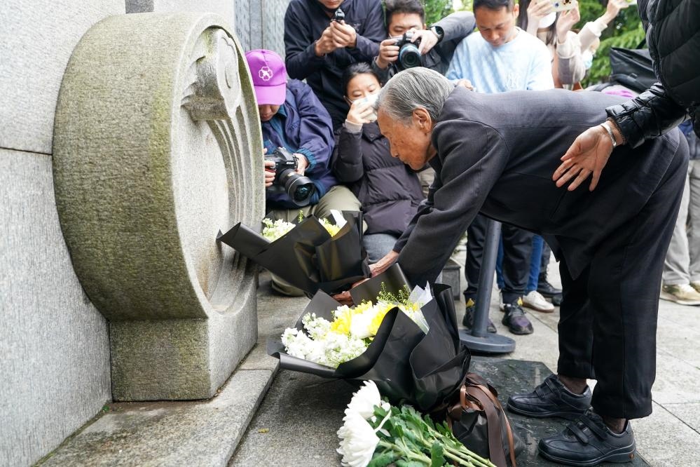 南京大屠殺幸存者夏淑琴在獻(xiàn)花。新華社記者李博 攝