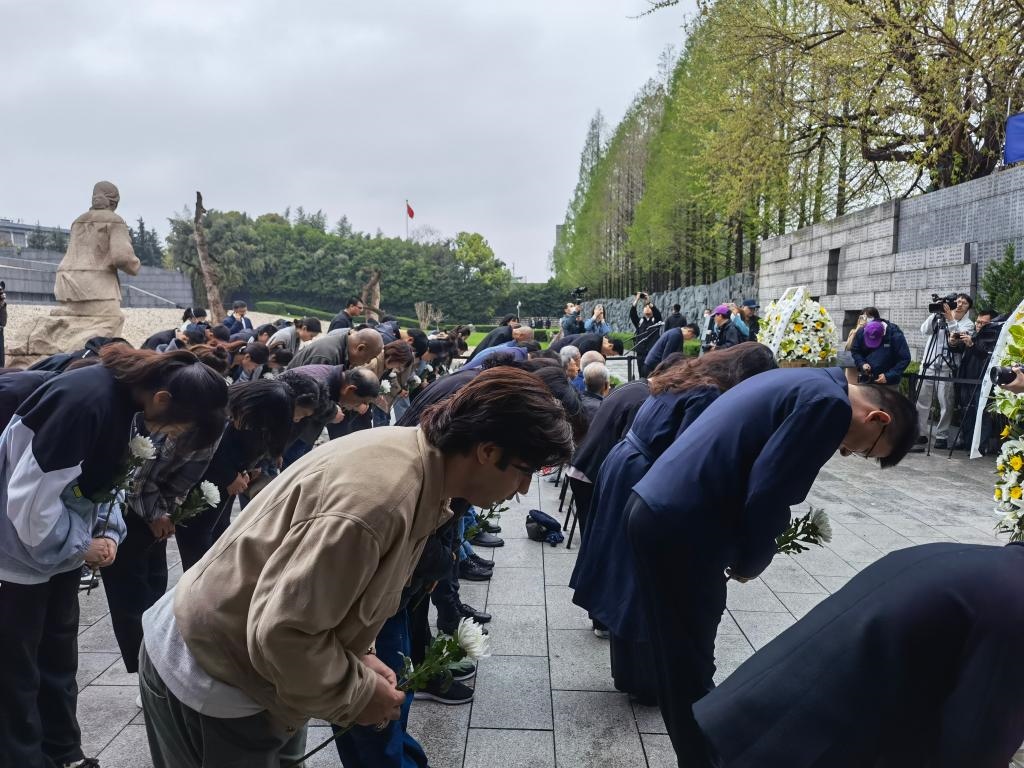 人們面向“哭墻”鞠躬。新華社記者邱冰清 攝