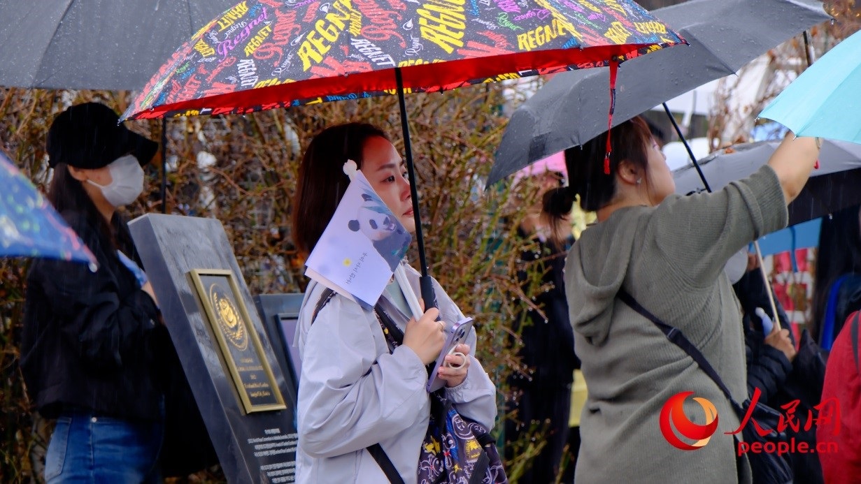 粉絲注視“福寶”車輛，滿眼不舍。 人民網(wǎng) 李帆攝