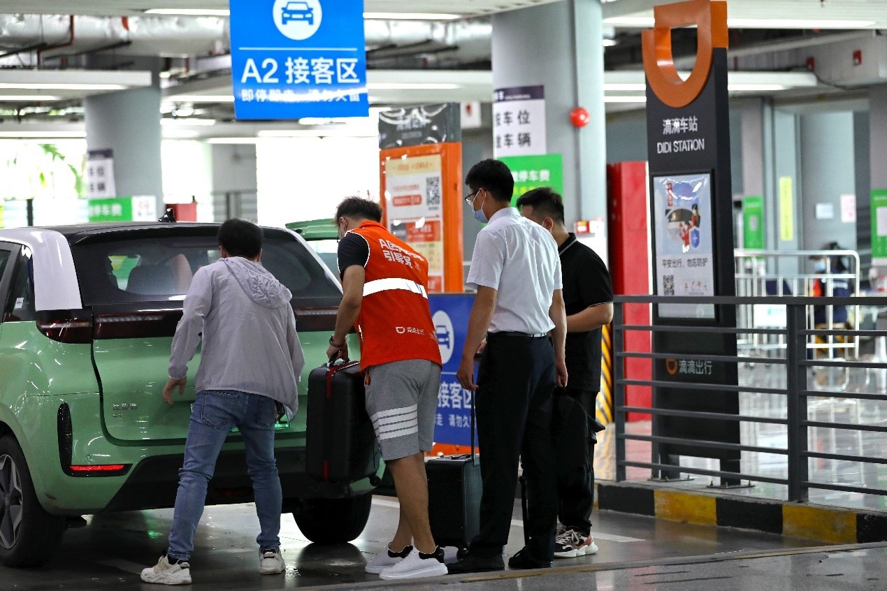 司機師傅在滴滴車站接乘客上車。（受訪者供圖）