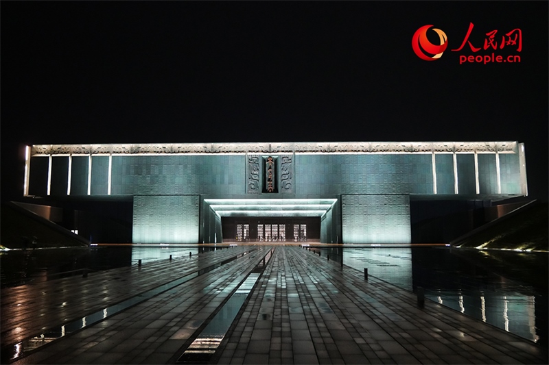 夜間的殷墟博物館外景。人民網(wǎng)記者 韋衍行攝