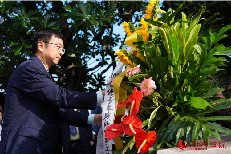 中國駐菲律賓使館周志勇臨時代辦一行向菲律賓華僑抗日烈士紀(jì)念碑、烈士墓等敬獻(xiàn)花圈。人民網(wǎng)記者 樊帆攝