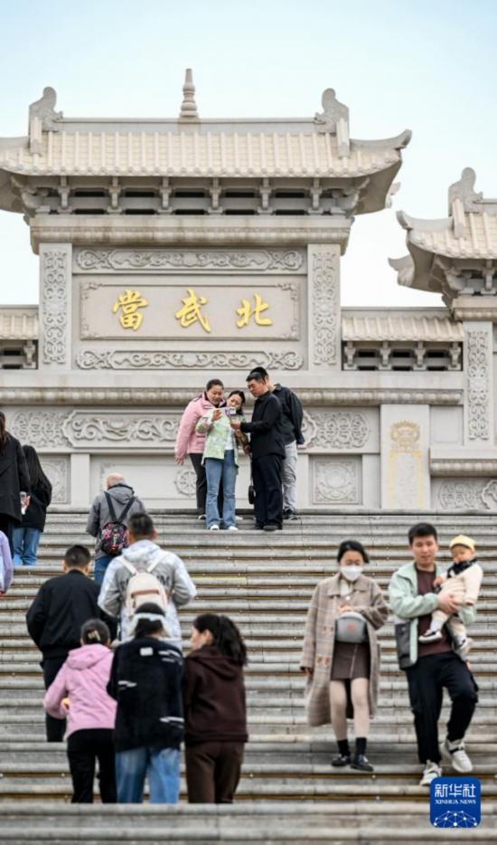 4月5日，游客在寧夏石嘴山市北武當(dāng)生態(tài)旅游區(qū)游玩、拍照。新華社記者 馮開華 攝